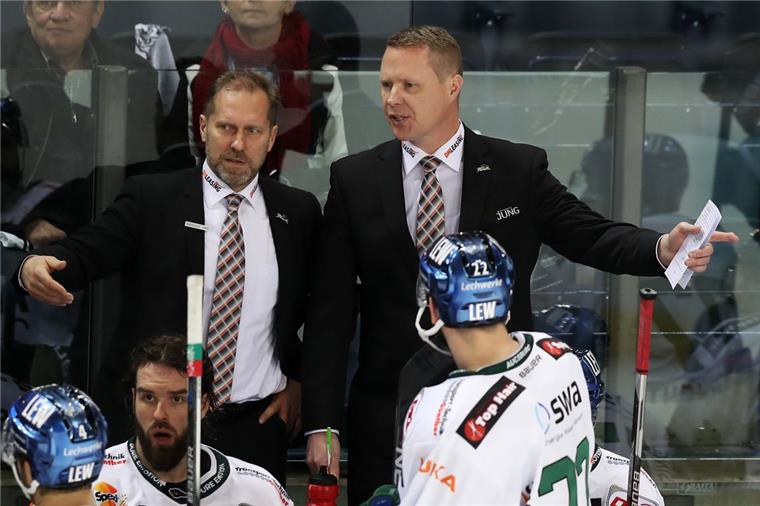 Tray Tuomie (links) löst Mike Stewart als Cheftrainer in Augsburg ab.