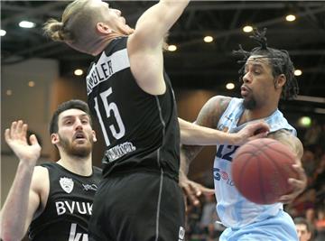 Tre Bussey (rechts) steht mit den Eisbären vor zwei richtungsweisenden Auswärtsspielen gegen Konkurrenten im Abstiegskampf. Foto Scheer