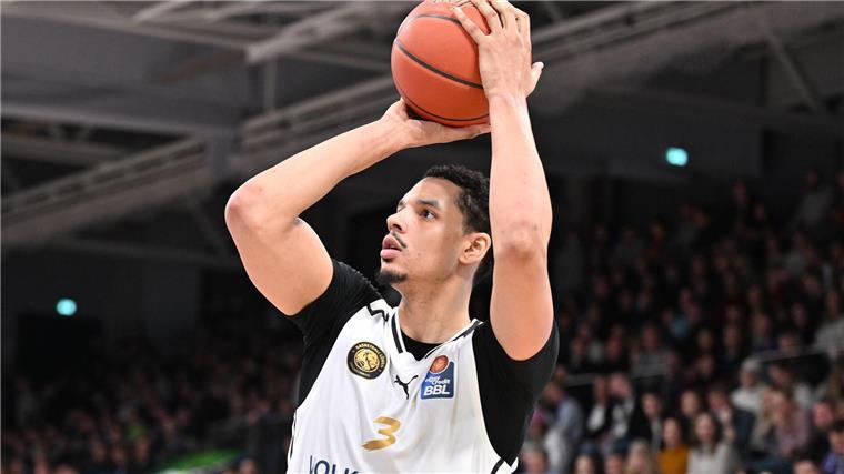 Braunschweiger Basketballer besiegen auch Hamburg Tre Mitchell traf auch gegen Hamburg.