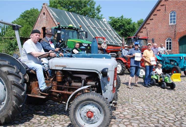 Heimatkreis Wremen: Diesmal stehen beim Kalender die Trecker im Mittelpunkt Trecker-Parade bei der Vorstellung des neuen Wremer Heimatkreiskalenders: Auch der zweijährige Julian Klauder aus der Nachbarschaft will mit seinem Gefährt dabei sein.