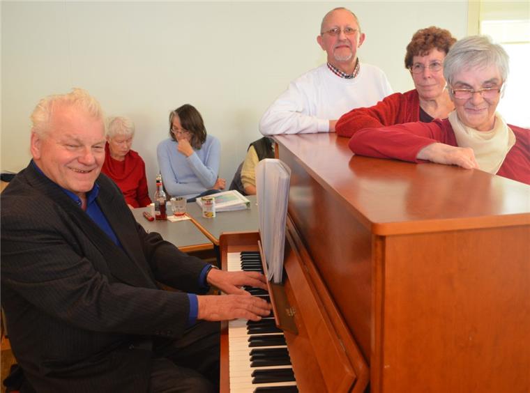 Oldenburger Chor singt gegen Lungenkrankheiten an Treffen des offenen Chores: Klaus Gutwin, Irene Ahrens und Karla Huesken mit Chorleiter Michael Wintering am Klavier.