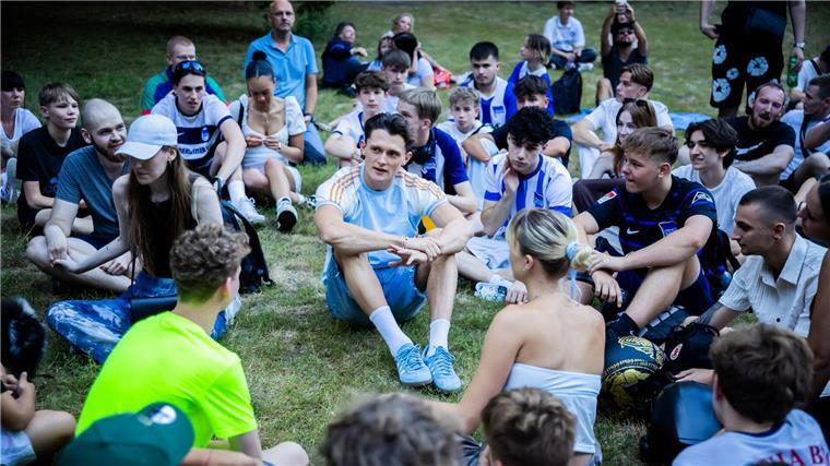 Nach Fan-Kritik: Reese entschuldigt sich für T-Shirt-Panne Treffen mit den Fans: Fabian Reese mit Hertha-Anhängern in einem Berliner Park