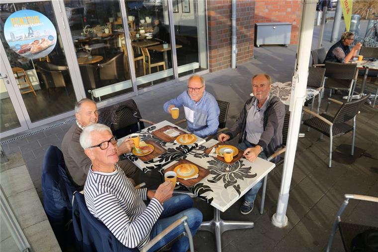 Lieblingstreffpunkt: Warum Bäckereien für das Dorfleben wichtig sind Treffen sich am liebsten zum Frühstück beim Bäcker (von links): Hinrich Sievers, Günter Huxoll, Harald Michaelis und Wilfried Gramsch. Foto: Gehrke