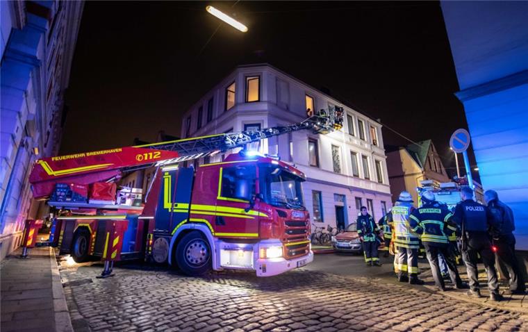 Feuer in Wohnhaus in Bremerhaven-Lehe Treppenhausbrand in der Straße Auf den Sülten/Ecke Wasserweg. Einsatzkräfte von Feuerwehr und Polizei vor Ort sichern die Lage.