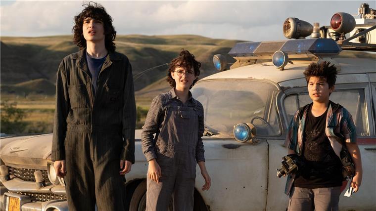 Trevor (Finn Wolfhard, l.), seine Schwester Phoebe (Mckenna Grace, M.) und Podcast (Logan Kim) in einer Szene aus „Ghostbusters: Legacy“