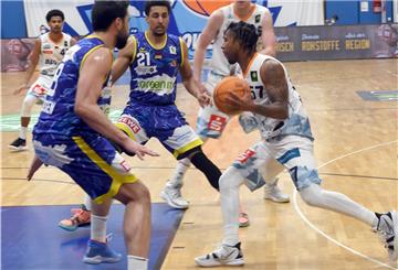 Trey Davis (rechts) schließt die Hauptrunde mit den Eisbären mit einer deutlichen Niederlage gegen Heidelberg ab.