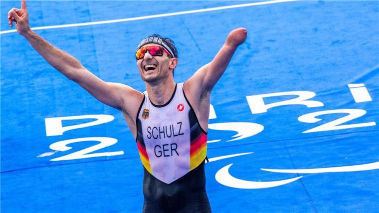 „Bronze gewonnen“: Emotionaler Schulz happy über Platz drei Triathlet Martin Schulz freut sich über Bronze.