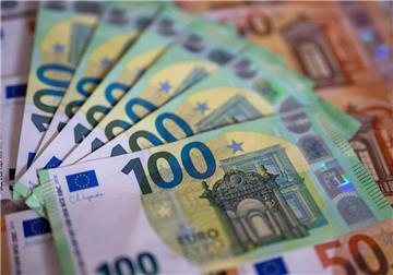 Geldscheine mit dem Wert von 100 und 50 Euro liegen auf einem Tisch. Trickbetrüger schlagen wieder zu: Eine Seniorin wurde Opfer falscher Polizisten, die sie überzeugten, ihr Erspartes zur Überprüfung abzuheben und am Gartenzaun zu deponieren.