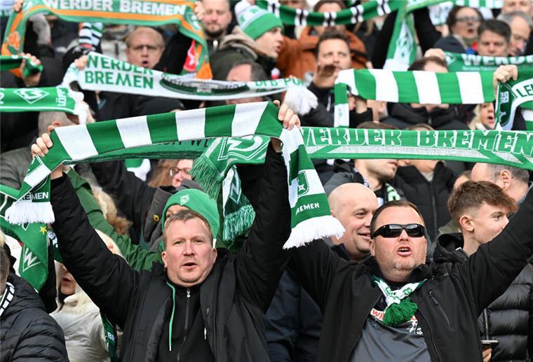 Internet-Leak: Sieht so das nächste Werder-Trikot aus? Trikot-Geheimnis enthüllt? Werder-Spieler in neuem Jersey gesichtet.