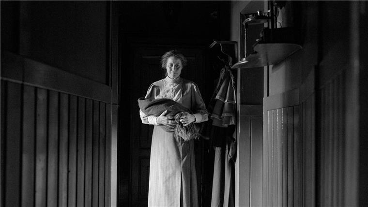 Auf der Oscar-Shortlist: „Das Mädchen mit der Nadel“ Trine Dyrholm in einer Filmszene.