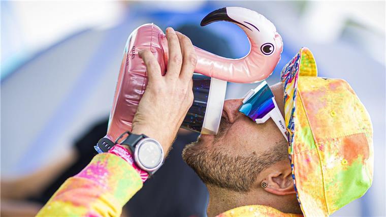 Gewitter sorgt für Zwangspause beim Hurricane-Festival Trinken, trinken: Ein Festivalbesucher trinkt Bier auf dem Zeltplatz vom Hurricane Festival.