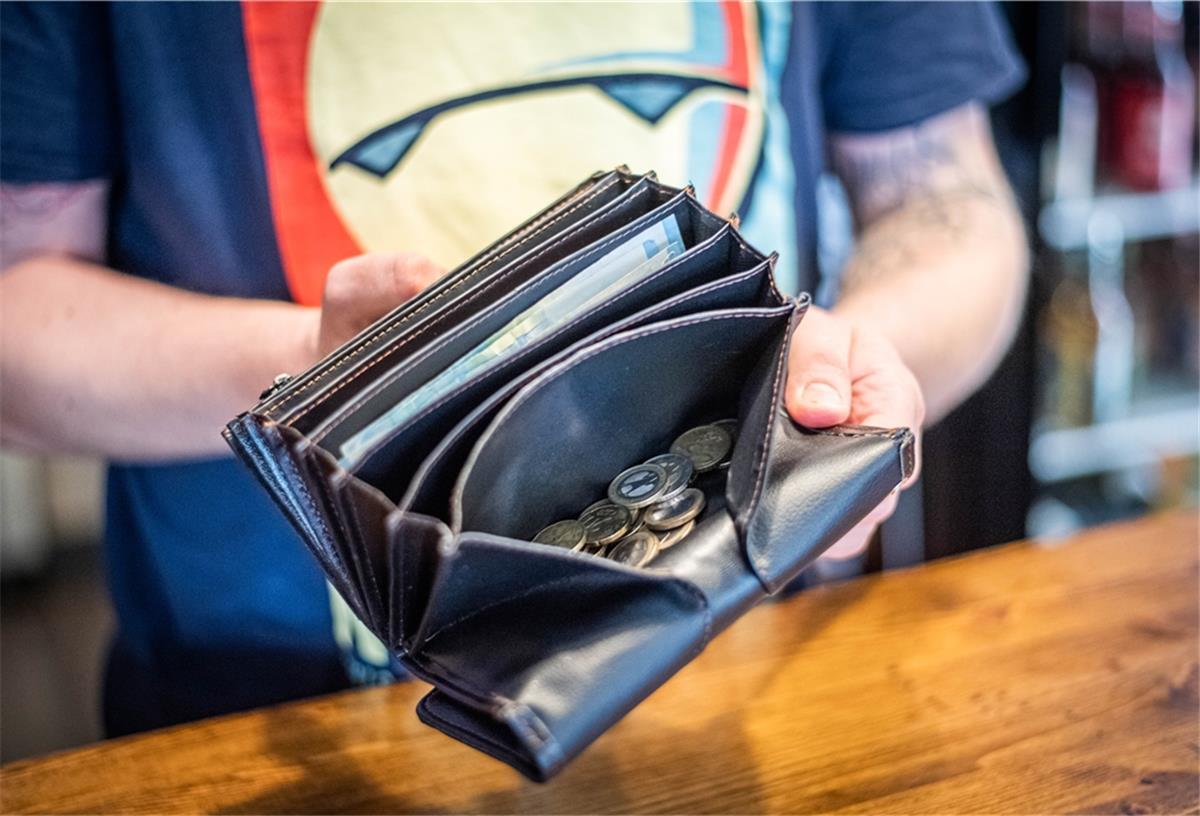 Kniepig oder großzügig? So geben Kunden Trinkgeld in Coronazeiten Trinkgeld in Corona-Zeiten: "Motato"-Restaurantinhaber Gregor Lewicki öffnet seine Trinkgeldbörse und bedankt sich bei allen Kunden, die fleißig weiter „tippen“. Foto: Hartmann