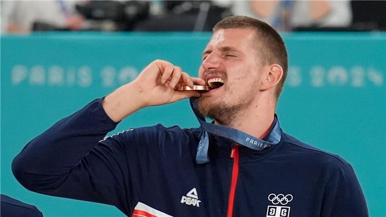 Bierkönig von Paris: NBA-Star Jokic feiert Bronze wie Gold Trinkt Bier und beißt Bronze: Basketball-Star Nikola Jokic.