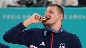 Trinkt Bier und beißt Bronze: Basketball-Star Nikola Jokic.