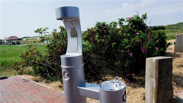 Ostfriesische Inseln arbeiten an klimaneutraler Zukunft Trinkwasserbrunnen und ein Mehrwegbechersystem sollen helfen, Plastikmüll zu vermeiden.