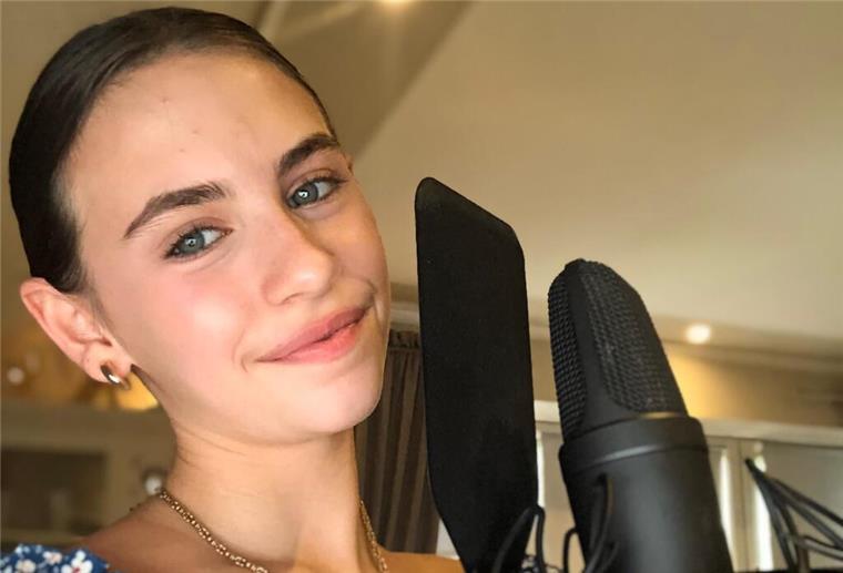 Maritime Tage: „The Voice Kids“-Gewinnerin Georgia Balke gibt Konzert Mädchen lächelt Mikrofon