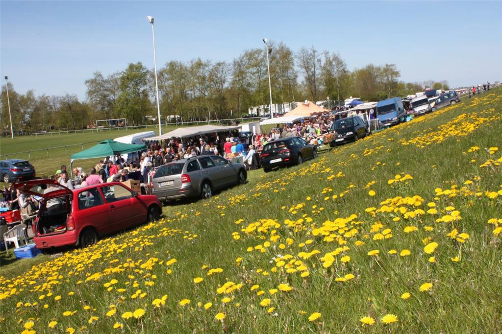Trödelmarkt entlang der Deichlinie: Fast zwei Kilometer lang zogen sich die Stän...