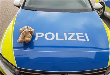 Trösteteddy der Polizei: Um Kinder etwa nach einem Unfall zu trösten und abzulenken, gibt es von der Polizei auch mal einen Teddy. In Niedersachsen gehören Kuscheltiere oft zur Ausstattung in den Dienstwagen der Polizei.
