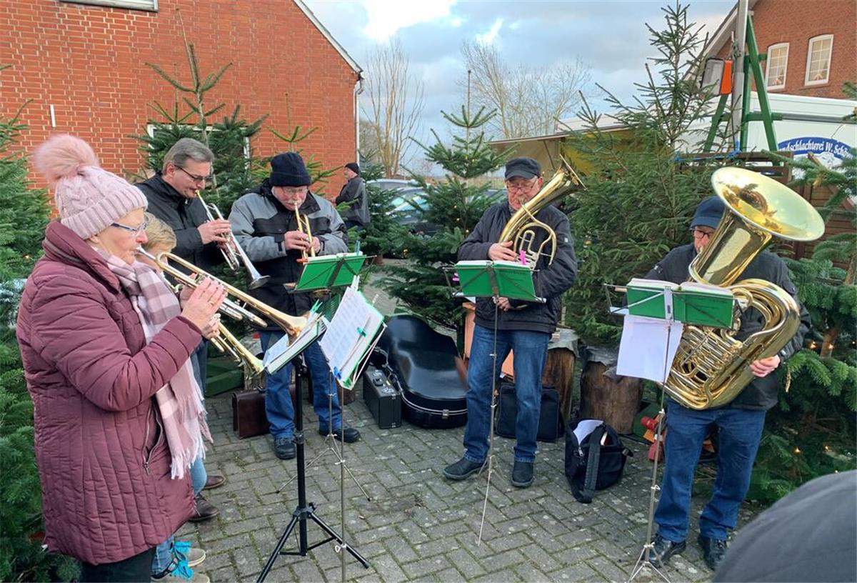 Trompeter auf dem Weihnachtsmarkt.