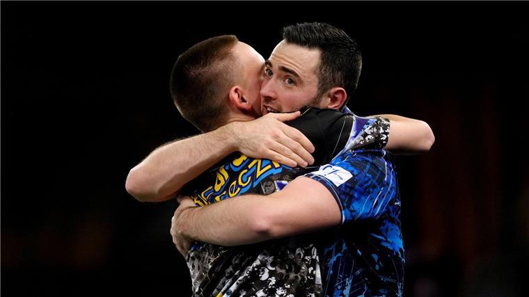 Als Zuschauer besser: Spott für deutsche Darts-Profis Trost bei der WM: Ricardo Pietreczko (l) nach der Niederlage gegen Luke Humphries.
