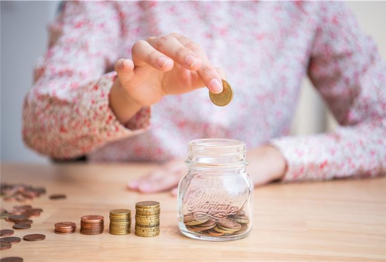 Weltspartag: Ergibt Sparen noch Sinn? Trotz anhaltender Nullzins-Phase: Sparen gilt - in gewissem Umfang und nicht nur für Kinder - immer noch als sinnvoll.