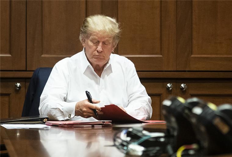 Corona: Trump zögerte vor Einlieferung ins Krankenhaus Trotz Corona-Infektion: Donald Trump arbeitet in einem Konferenzraum des Militärkrankenhauses.