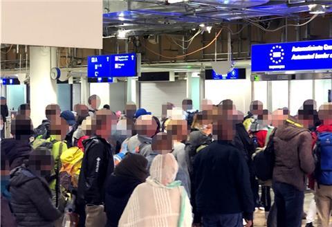 Trotz Coronavirus dichtes Gedränge am Frankfurter Flughafen noch am 21. März.