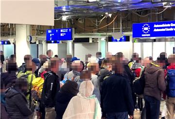 Trotz Coronavirus dichtes Gedränge am Frankfurter Flughafen noch am 21. März.