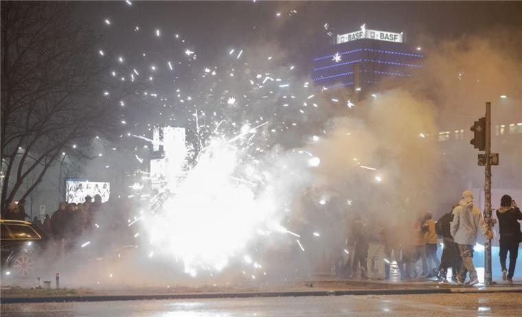 Trotz Umweltdebatte: Rekordmenge an Raketen und Böllern importiert Trotz der Debatte um die Umweltschädlichkeit des Böllerns wurde dieses Jahr eine Rekordmenge an Silvesterknallern importiert.
