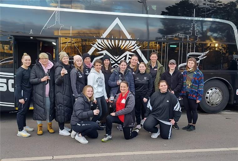 Glatte Niederlage für die Fischtown Ladies in Berlin Trotz der hohen Niederlage gibt es bei den Fischtown Ladies noch ein Lächeln für das Mannschaftsfoto.