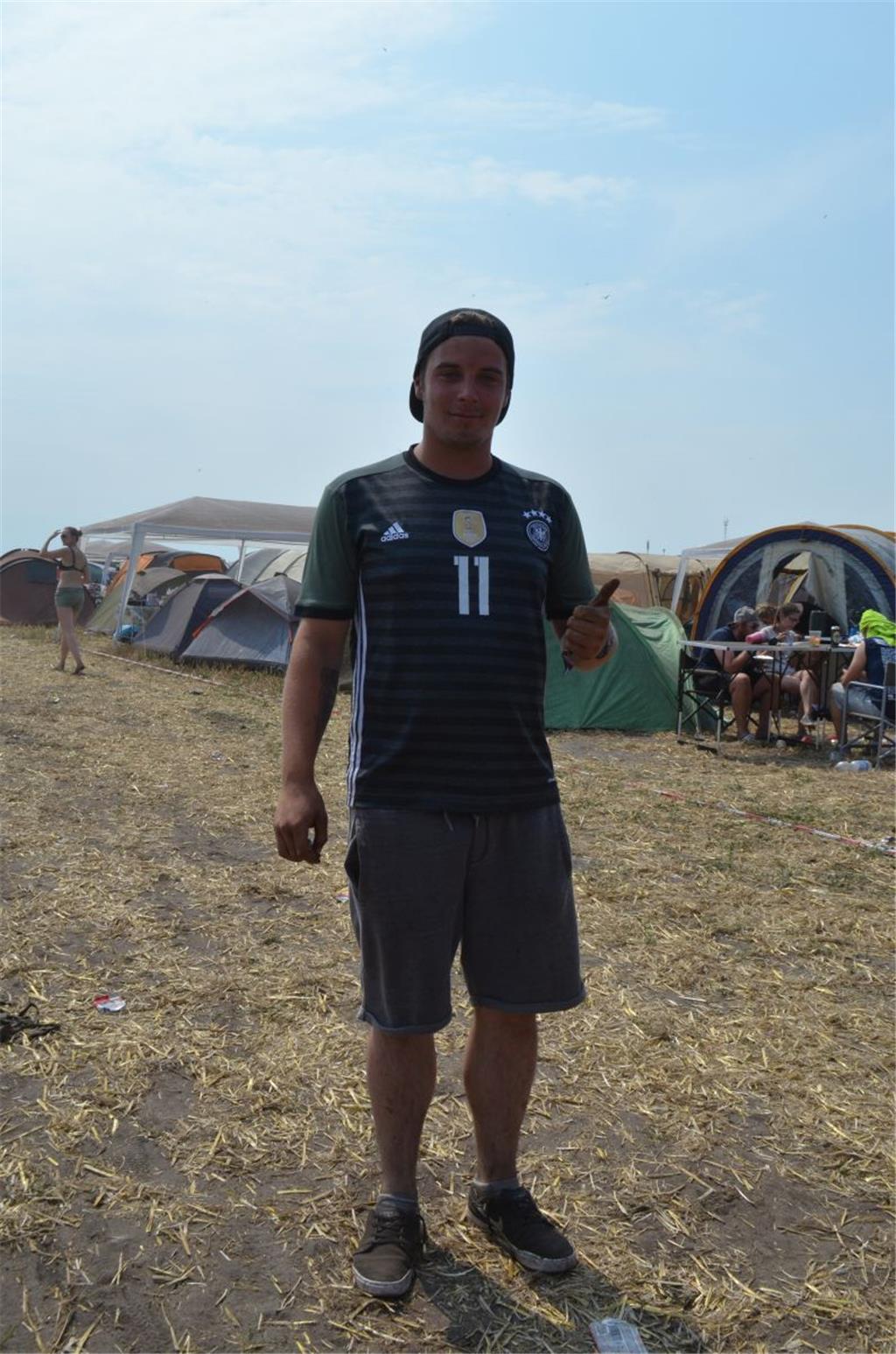Trotz des Ausscheidens in der Vorrunde: Marcel aus der Nähe von Aurich hält zu D...