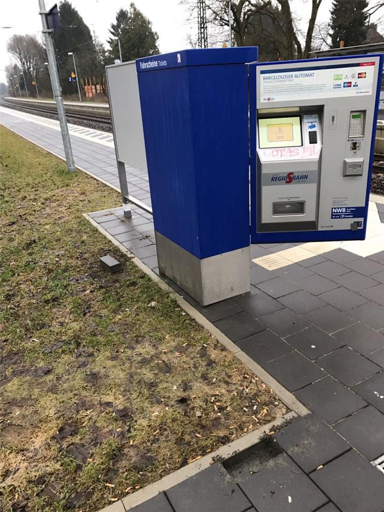 Tatort Bahnhof: Ein Automat aufgebrochen, einer gesprengt Trotz des Hinweises auf Augenhöhe brachen die Täter am Bahnhof Lunestedt den Fahrausweisautomat auf.