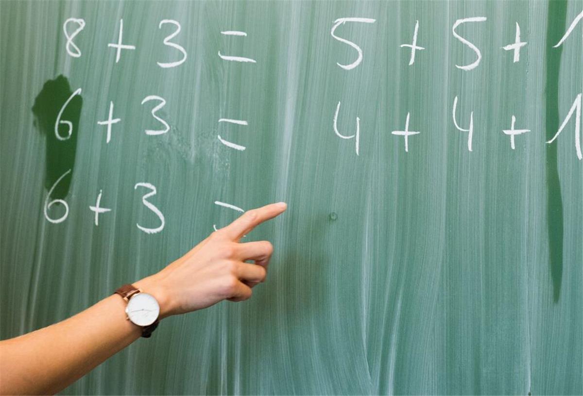 Immer weniger Lehrer haben eine Lehrerausbildung „Trotz des hohen Bedarfs an ausgebildeten Lehrkräften ist die Zahl der Lehramtsabsolventinnen und -absolventen mit Master- oder Staatsexamensabschluss rückläufig“, erläutert das Statistische Bundesamt.