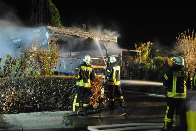Feuer in Hagen: Carport brennt komplett aus Trotz des schnellen Eingreifen der Feuerwehr brannte in der Ortschaft Hagen ein Carport in der Straße Am Bogen komplett aus.