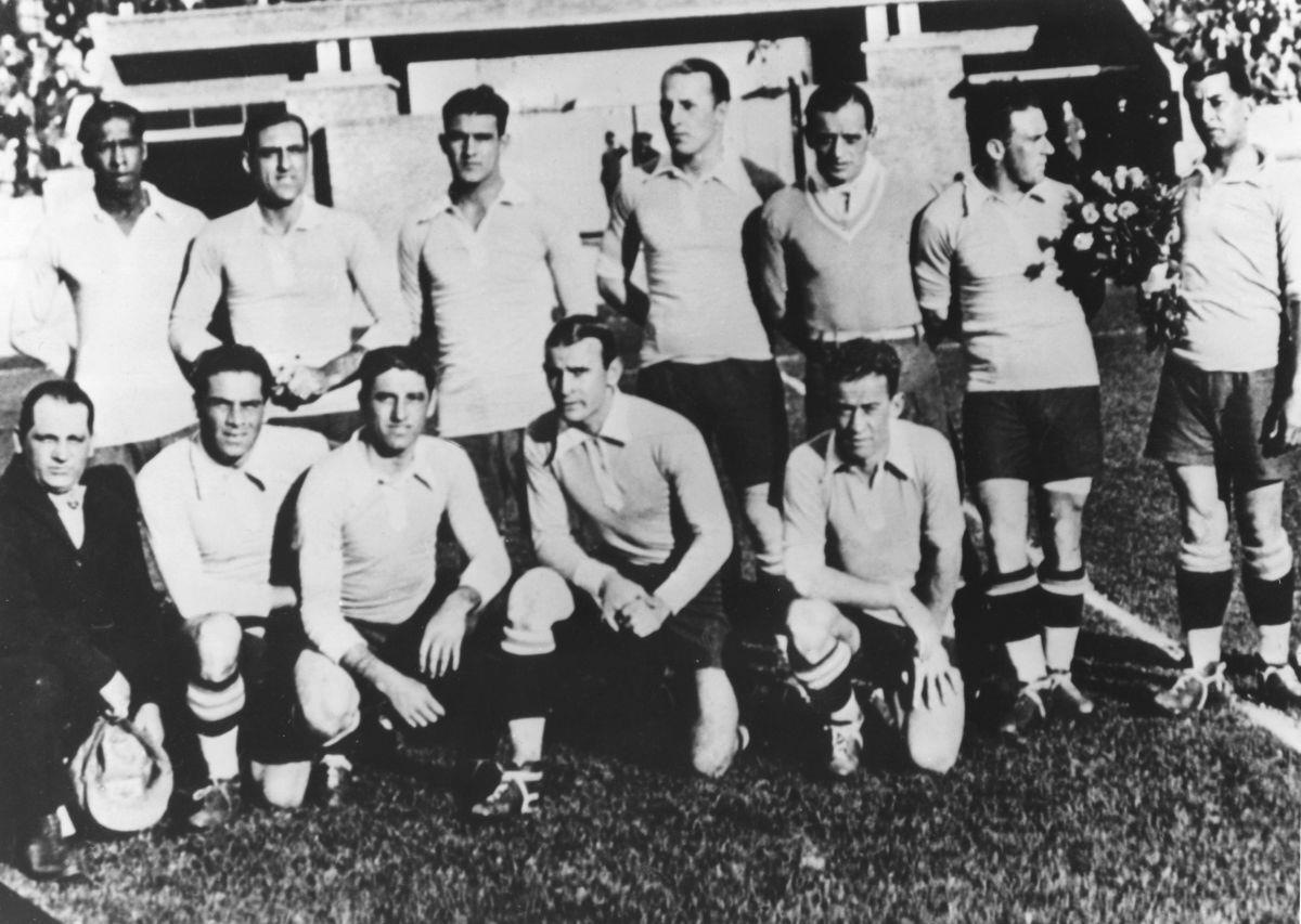 Schlemmen statt Sport: Torwart nimmt bei WM-Vorbereitung 16 Kilo zu Trotz des Übergewichts ihres Torhüters verlor die jugoslawische Fußball-Nationalmannschaft bei der WM 1930 erst im Halbfinale an der hier abgebildeten Mannschaft aus Uruguay.