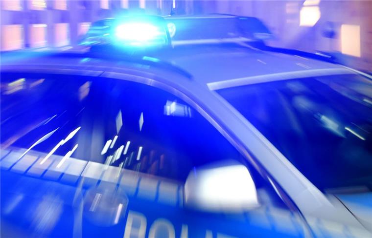Nordenham: Vermisster Mann löst Großeinsatz aus Trotz einer umfangreichen Suche mit einem großen Aufgebot an Rettungskräften mit Polizei, Feuerwehr, Rettungshunden und Mantrailer konnte die Person bis spät in der Nacht nicht aufgefunden werden.
