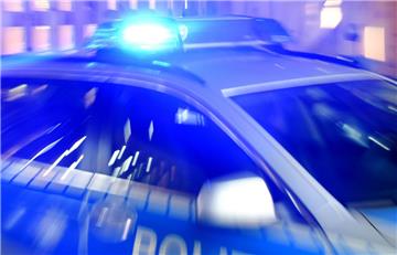 Trotz einer umfangreichen Suche mit einem großen Aufgebot an Rettungskräften mit Polizei, Feuerwehr, Rettungshunden und Mantrailer konnte die Person bis spät in der Nacht nicht aufgefunden werden.