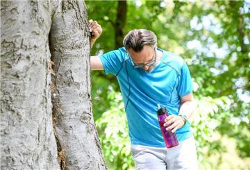 ILLUSTRATION - Kopfweh, Schwindel, Übelkeit? Dann sollten Sportlerinnen und Sportler ihr Training unbedingt unterbrechen. (zu dpa: «Sport an heißen Sommertagen: Was ist beim Training wichtig?») Foto: Tobias Hase/dpa-tmn - Honorarfrei nur für Bezieher des dpa-Themendienstes +++ dpa-Themendienst +++