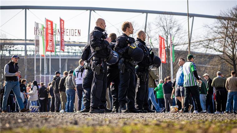 Trotz hoher Polizeipräsenz kam es beim Derby zwischen Hannover 96 und Eintracht Braunschweig erneut zu Zwischenfällen. (Archivbild)