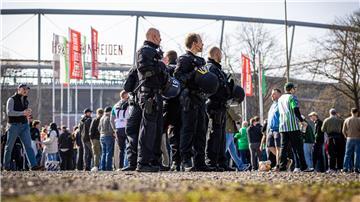 Trotz hoher Polizeipräsenz kam es beim Derby zwischen Hannover 96 und Eintracht Braunschweig erneut zu Zwischenfällen. (Archivbild)