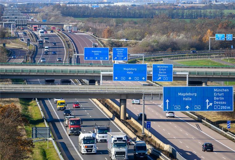Autos und Lkws auf einer Autobahn.