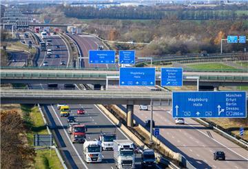 Autos und Lkws auf einer Autobahn.