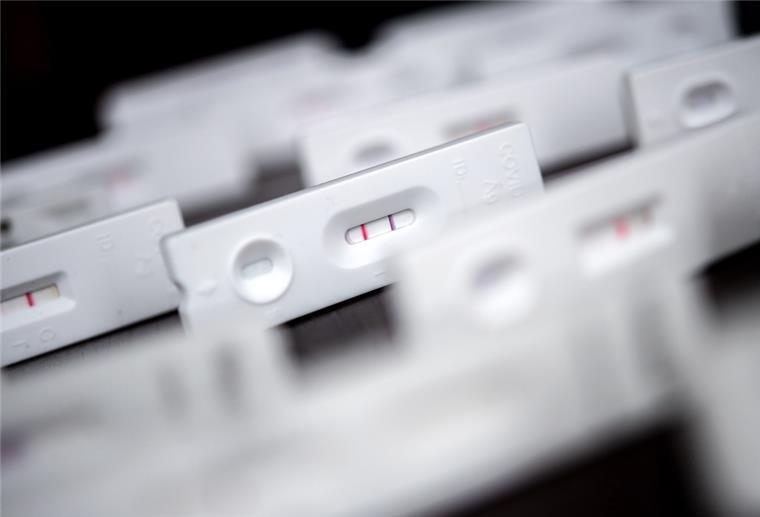 Antigen-Schnelltests für den Nachweis von SARS-CoV-2 liegen auf einem Tisch