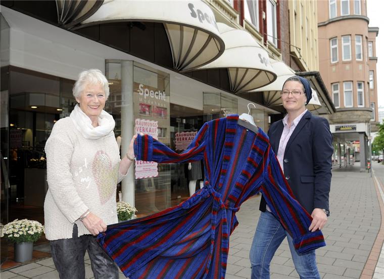 Modehaus Specht schließt nach 127 Jahren Trotz Schließung haben sie ihr lachen nicht verloren: Inhaberin Nicole Schüßler (rechts) und Mutter Gerda Specht vom Modehaus Specht.