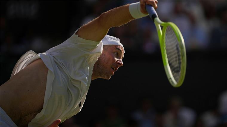 Alcaraz eine Nummer zu groß: Struff in Wimbledon raus Trotz seines starken Aufschlags musste sich Jan-Lennard Struff geschlagen geben.
