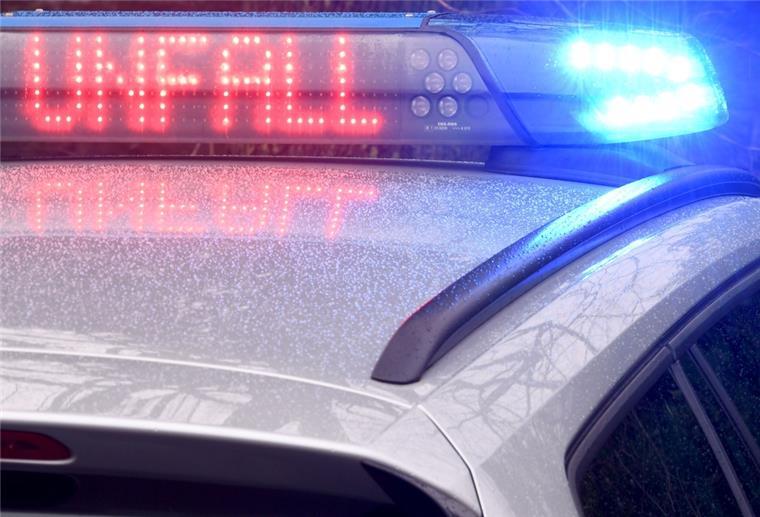 Junger Fahrer stirbt bei Unfall Nähe Ringstedt Die Leuchtschrift «Unfall» ist auf dem Dach eines Streifenwagens der Polizei zu sehen.