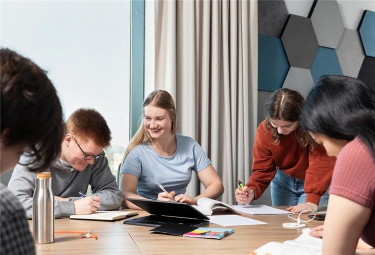 Hochschule Bremerhaven: Nicht auf Kosten der Studenten sparen Studenten lernen in der Gruppe.