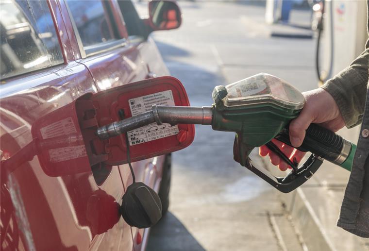 Diesel wieder teurer als vor der Steuersenkung Ein Mann tankt an einer Tankstelle Benzin.