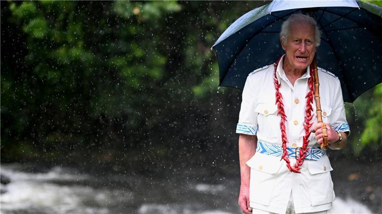 Ganz in Weiß: Charles und Camilla im Pazifikstaat Samoa Trotz tropischen Regens besuchte Charles den ältesten Nationalpark von Samoa.
