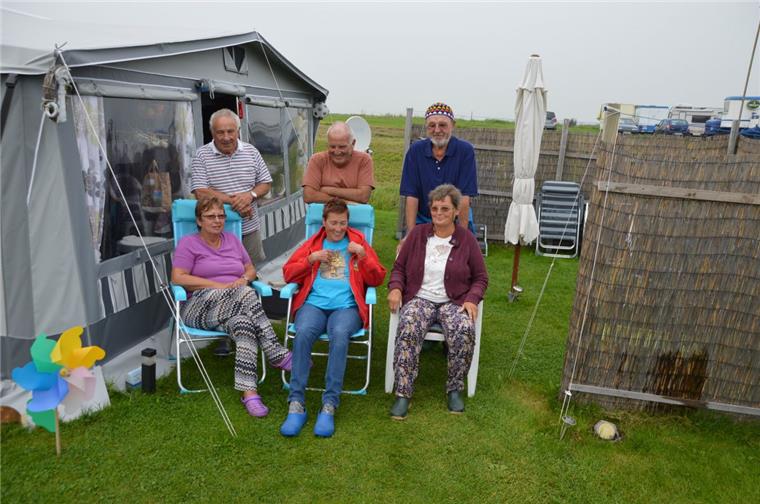 Pachtvertrag läuft aus: Naturistenverein Cappel-Neufeld kämpft um Platz Trotz ungewisser Zukunft bleiben die langjährigen Dauercamper gelassen. Hinter Reihe (von links) Peter Mieske, Horst-Dieter Schmidt und Gerd Henschke sowie vorne Beate Mieske, Renate Schmidt und Elfi Henschke.